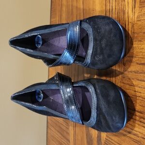 Aerosols patent leather and suede heels